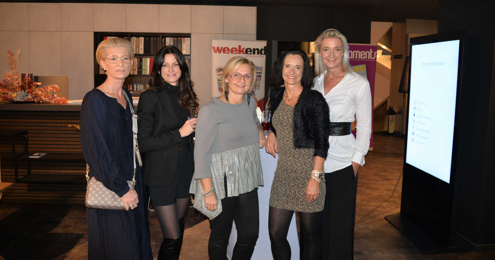 Mehrere Frauen posieren für ein Foto