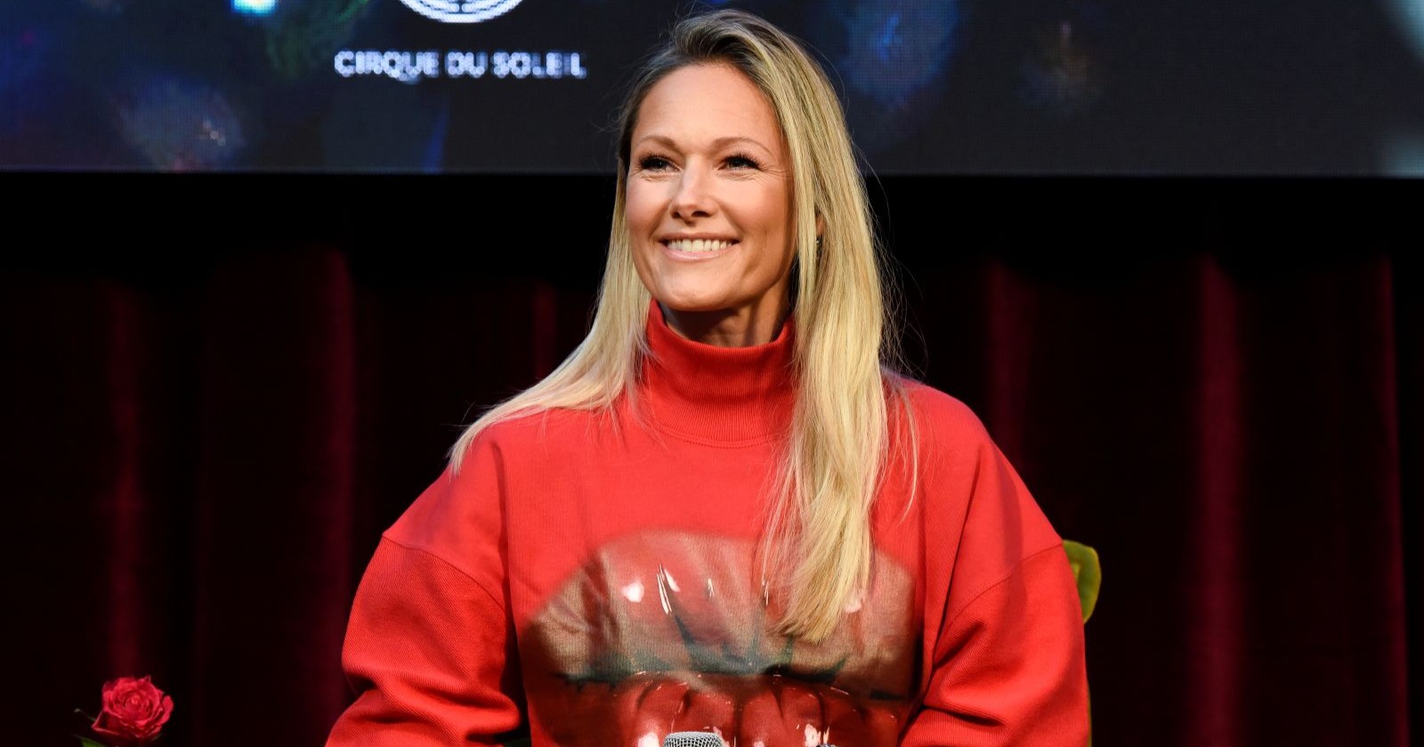 Helene Fischer mit roten Pullover