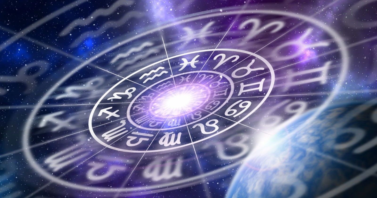 Jahreshoroskop 2026 für alle Sternzeichen: Das Tierkreiszeichen in mystischem violett im Kosmos