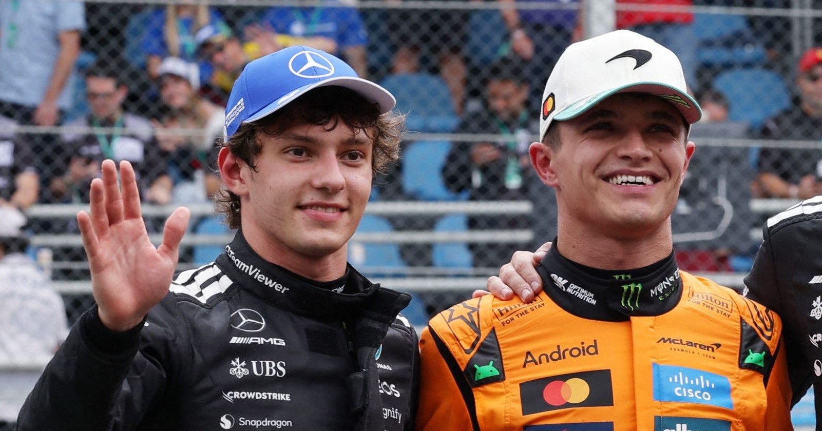 Kimi Antonelli und Lando Norris nebeneinander nach dem Rennen in Sao Paolo im November 2025.