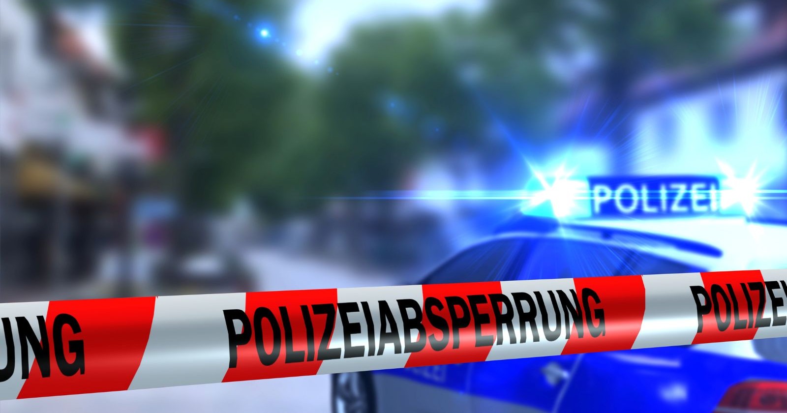 Die Täter brachen die Tür zur Schule gewaltsam auf und drangen in das Gebäude ein.