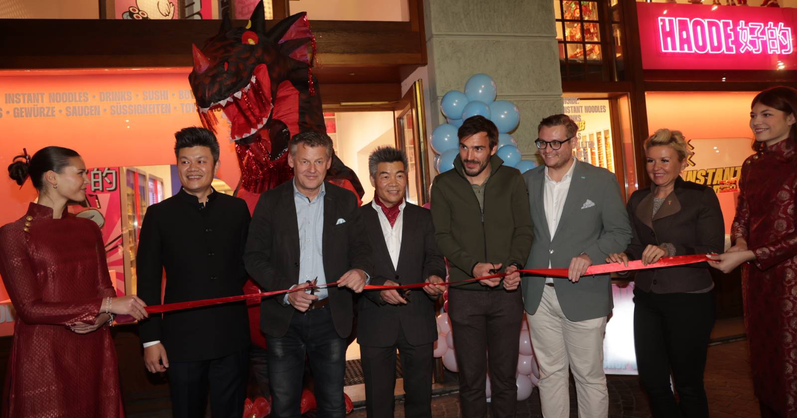 Gäste bei der Restauranteröffnung.