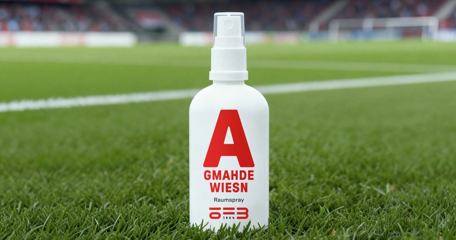Flasche des ÖFB-Raumsprays auf einem Rasen des Stadions