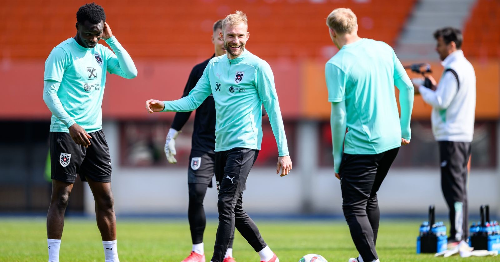 Samson Baidoo und Konrad Laimer im Rahmen eines Abschlusstrainings des ÖFB-Teams vor dem Nations League-Spiele gegen Serbien am Samstag, 22. März 2025, in Wien