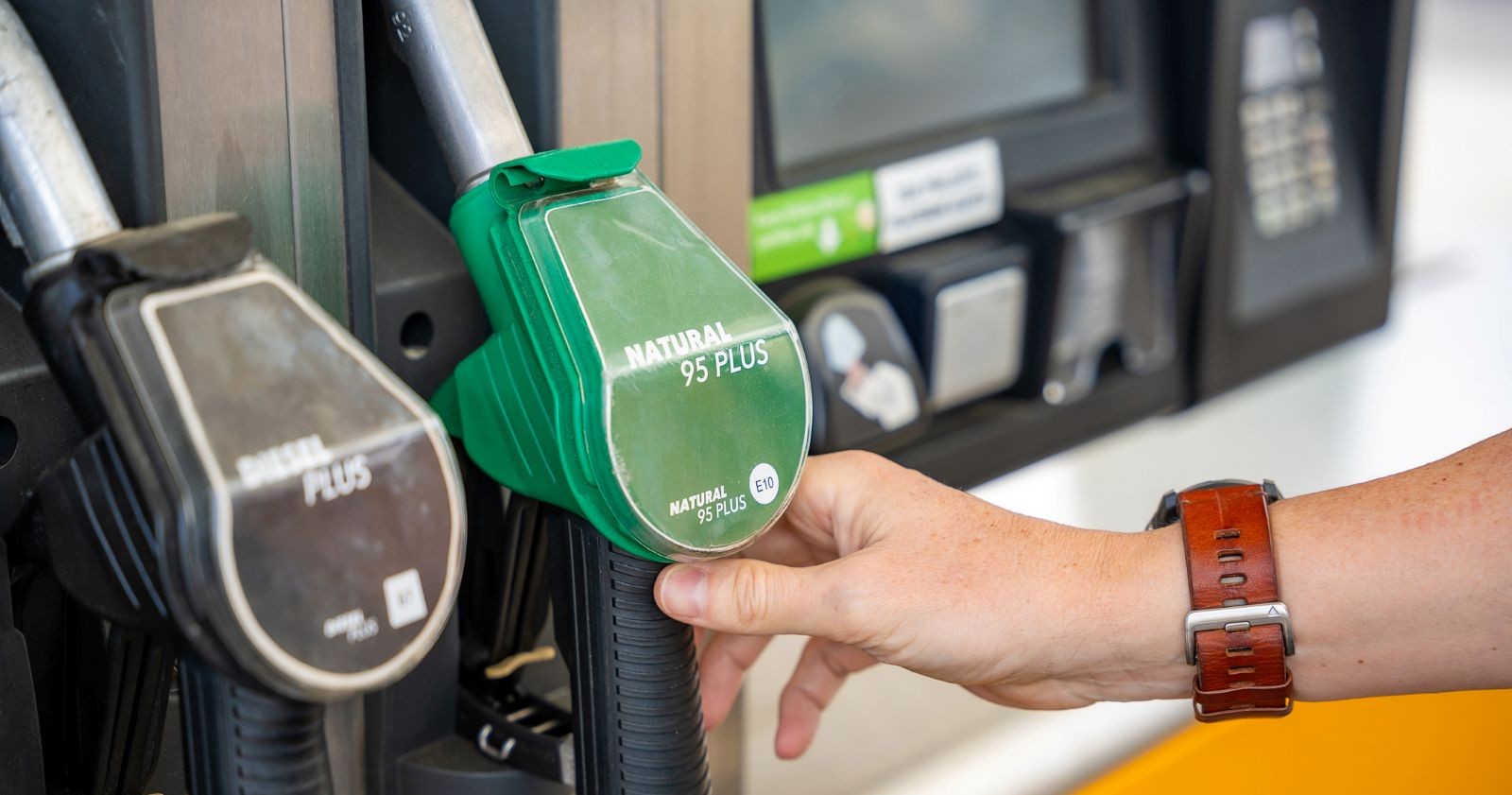 Hand greift Zapfpistole für Natural 95 Plus an Tankstelle, Symbolfoto zum Konkurs des Unternehmens Stiglechner.