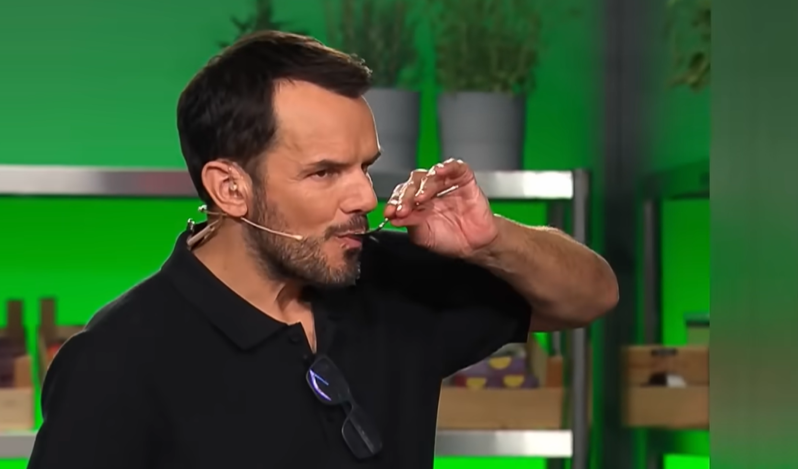 Steffen Henssler mit Löffel im Mund