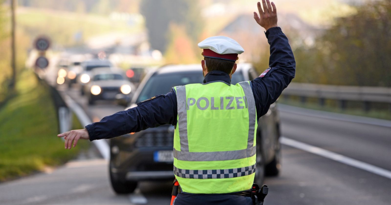 Ein Polizist im Verkehr