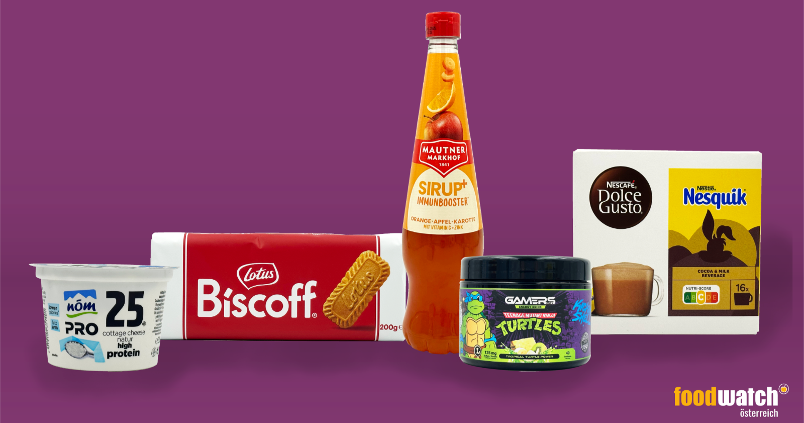 Produkte der Foodwatch-Aktion „Werbeschmäh des Jahres 2025“ – NÖM Cottage Cheese, Lotus Biscoff, Mautner Markhof Sirup+ Immunbooster, Gamers Only Energydrink und Dolce Gusto Nesquik auf violettem Hintergrund.