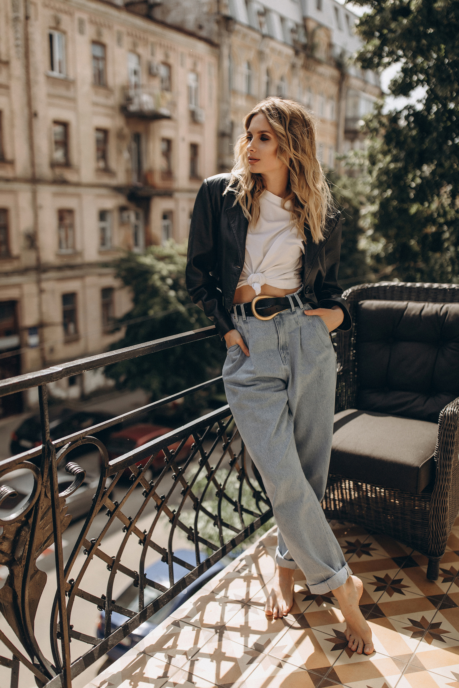Junge Frau in Jeans, Biker-Jacke und weißem T-Shirt | Credit: iStock.com/Nataliia Sinchuk