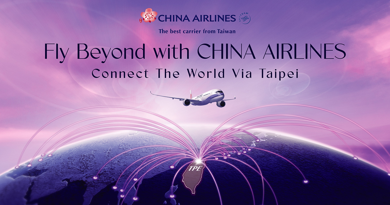Flugzeug vor lilafarbener Kulisse fliegt über die Erde hinweg | Credit: China Airlines Taiwan