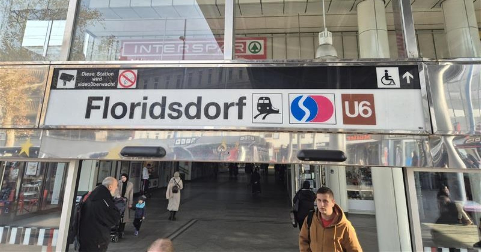 Stationsschild des Bahnhofes Wien-Floridsdorf am Franz-Jonas-Platz