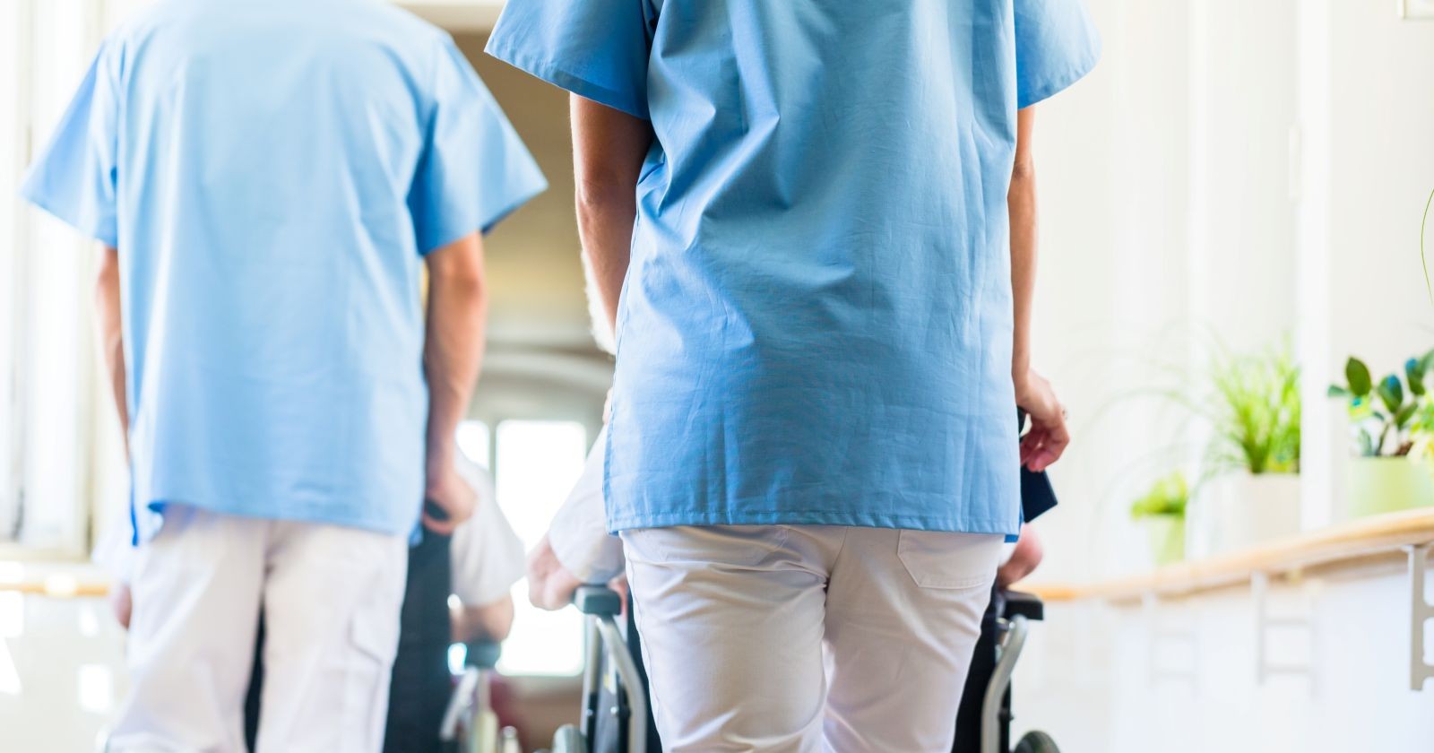 Pfleger im Altersheim mit blauer Uniform