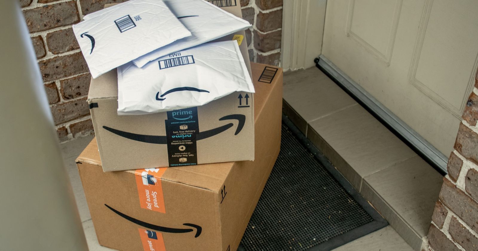 Amazon-Pakete vor einer Haustüre.