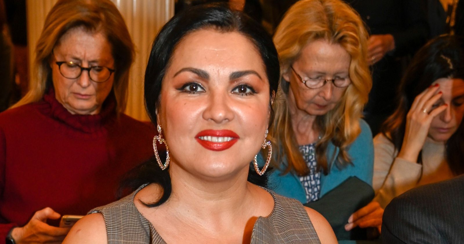 Anna Netrebko/ Anna Netrebko glänzt auf der Paris Fashion Week