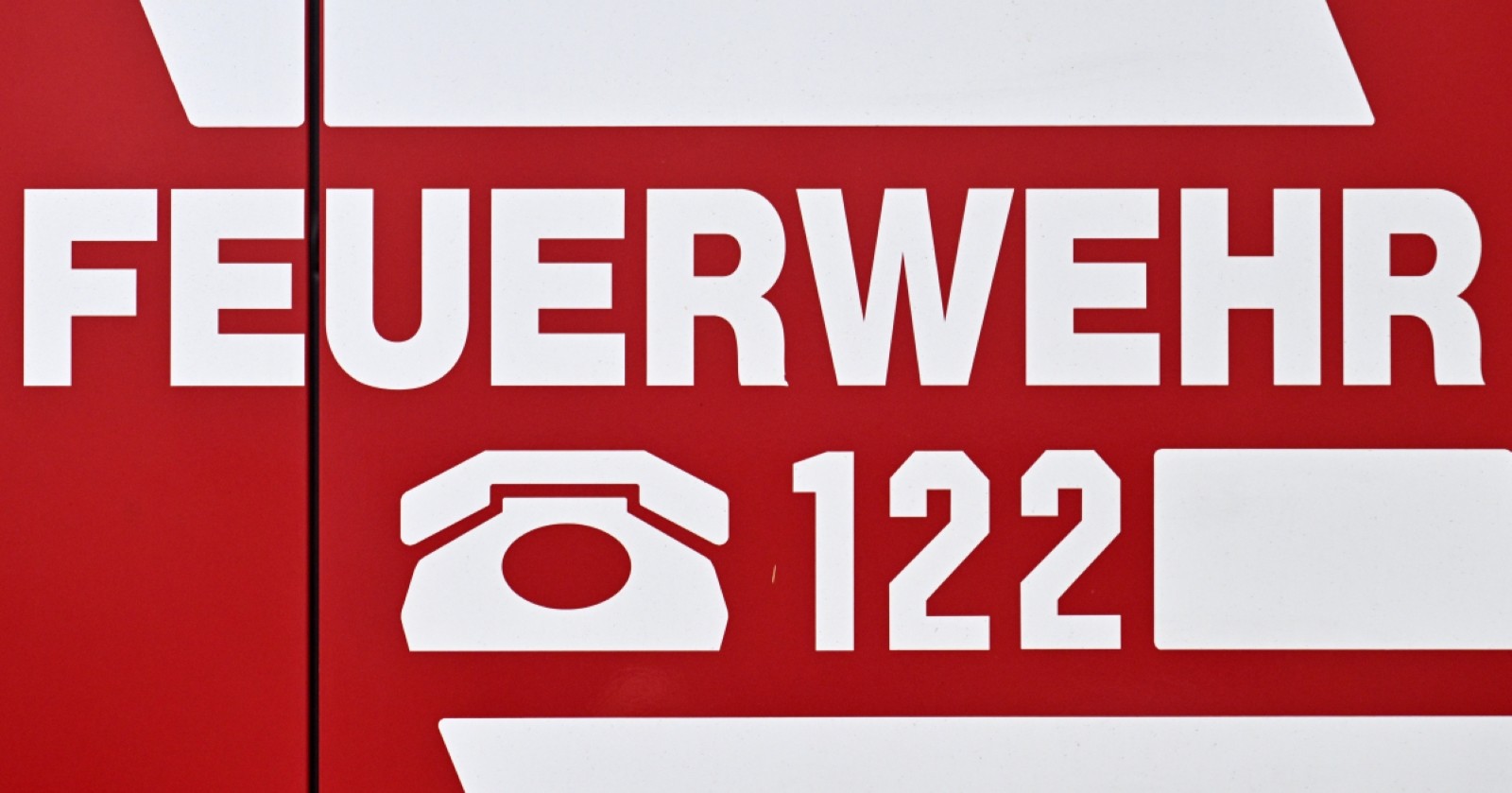 Feuerwehrzeichen mit Notnummer.