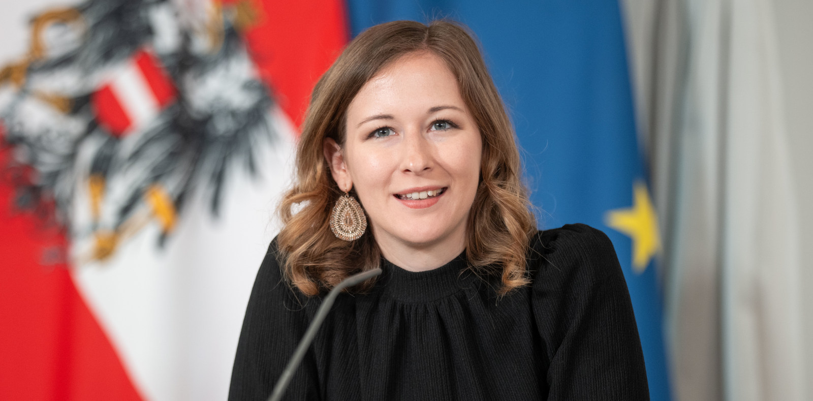 Claudia Plakolm während einer Pressekonferenz
