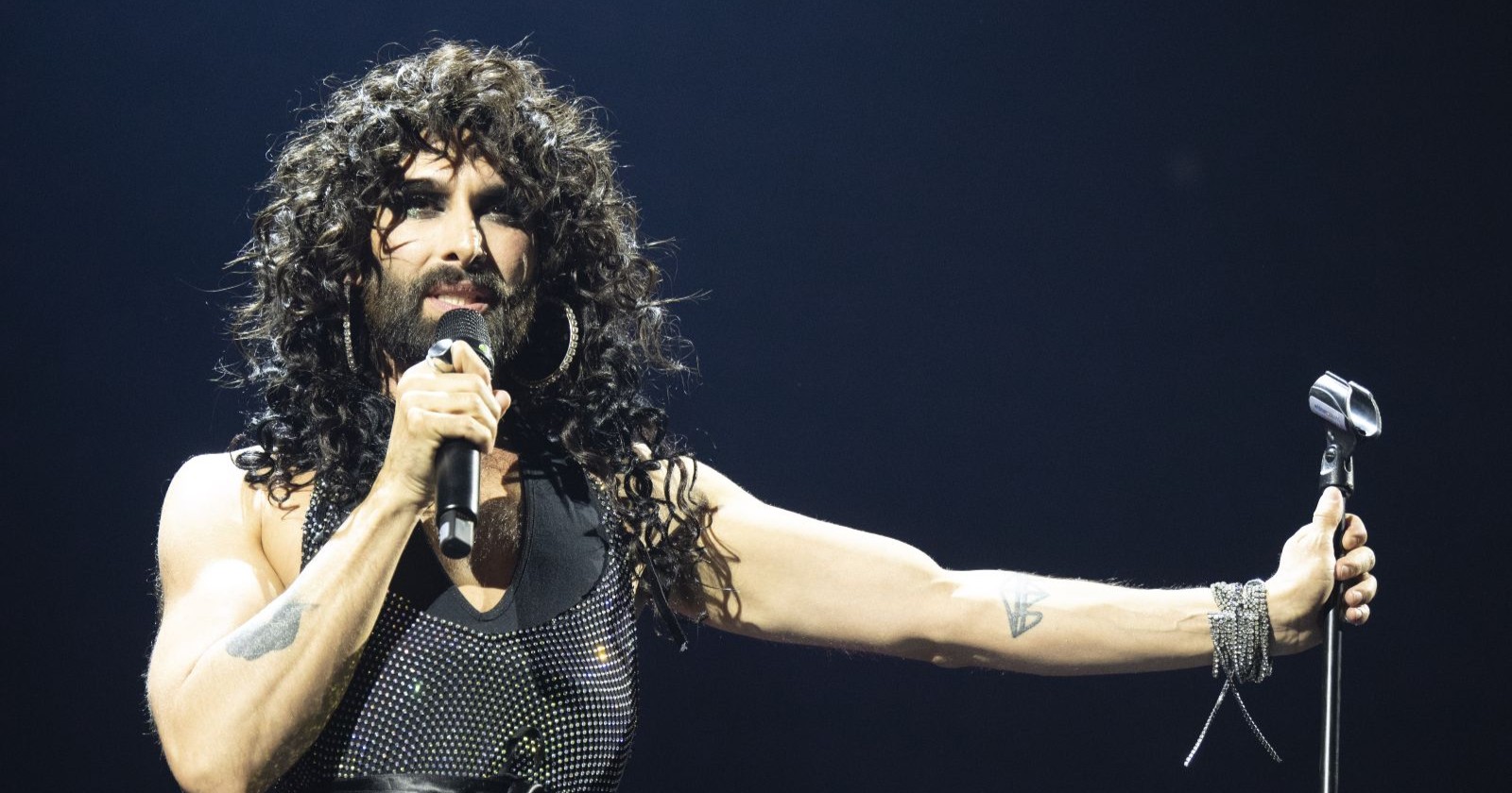 Conchita Wurst auf der Bühne mit Mikrophon