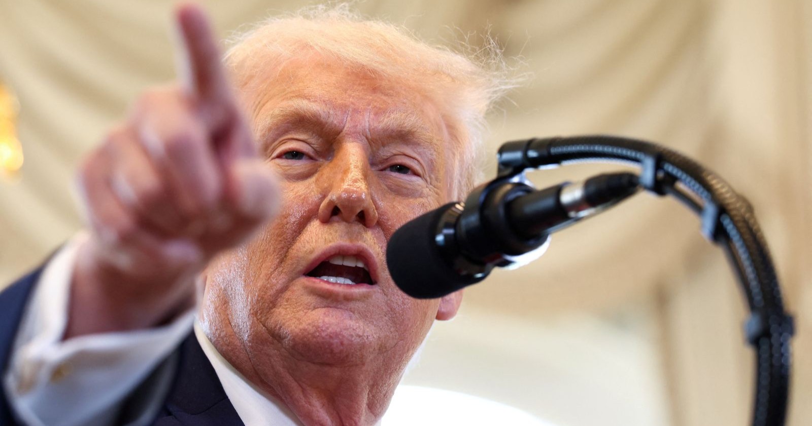 Will Grönland kaufen: Donald Trump spricht am Mikrofon und zeigt mit dem Finger nach vorn während einer Ansprache im Weißen Haus.