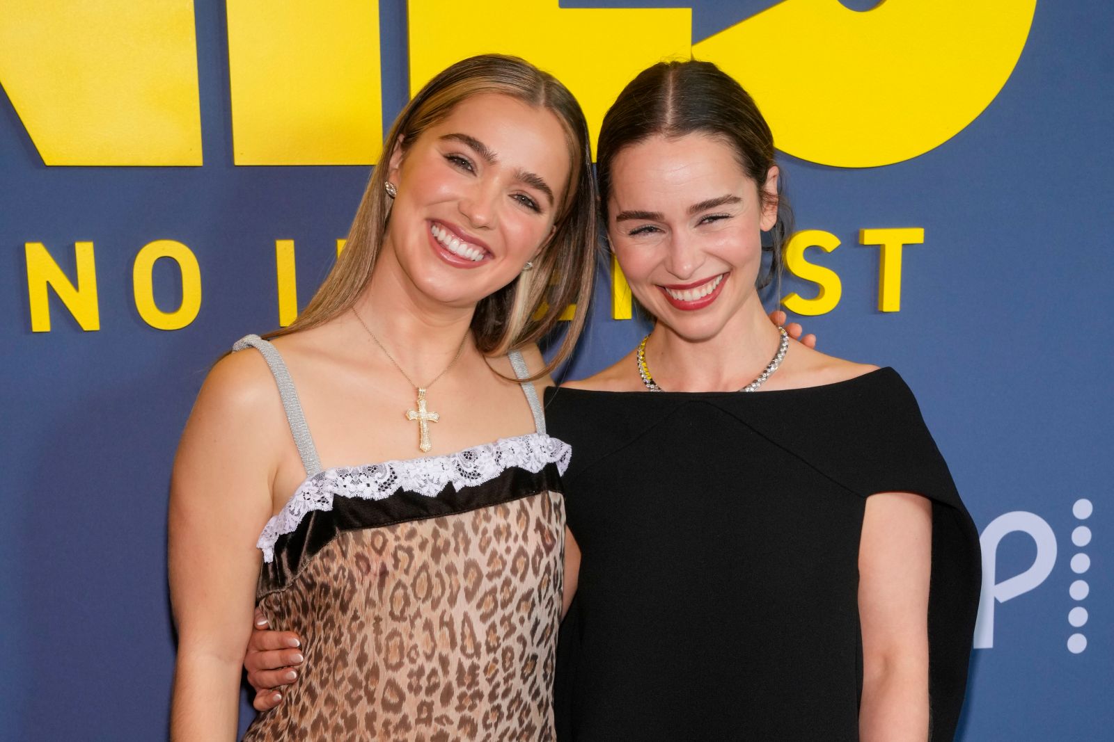 Emilia Clark (rechts) mit Kollegin Haley Lu Richardson bei der Premiere von Ponies.
