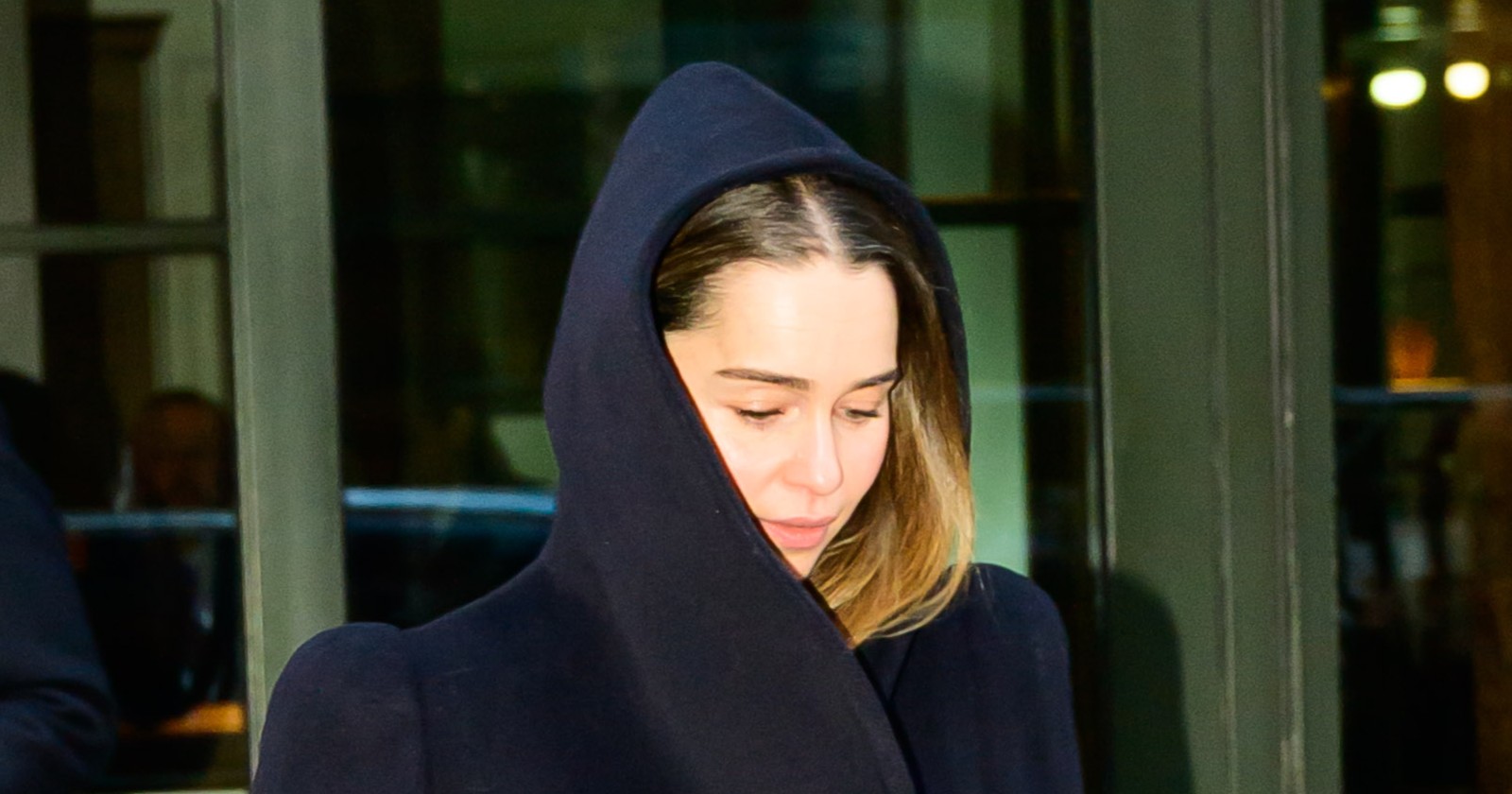 Emilia Clarke, Game-of-Thrones- und Ponies-Darstellerin, in einem dunklen Kapuzenpullie auf der Straße von New York.