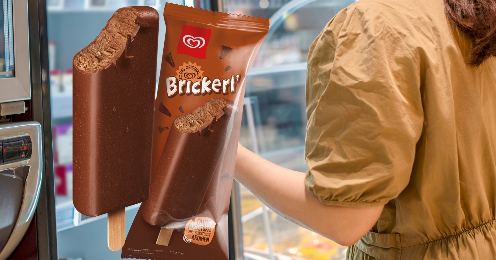 Montage einer Dame die in einem Supermarkt in eine Tiefkühltruhe greift und einer Verpackung eines Brickerl-Eis