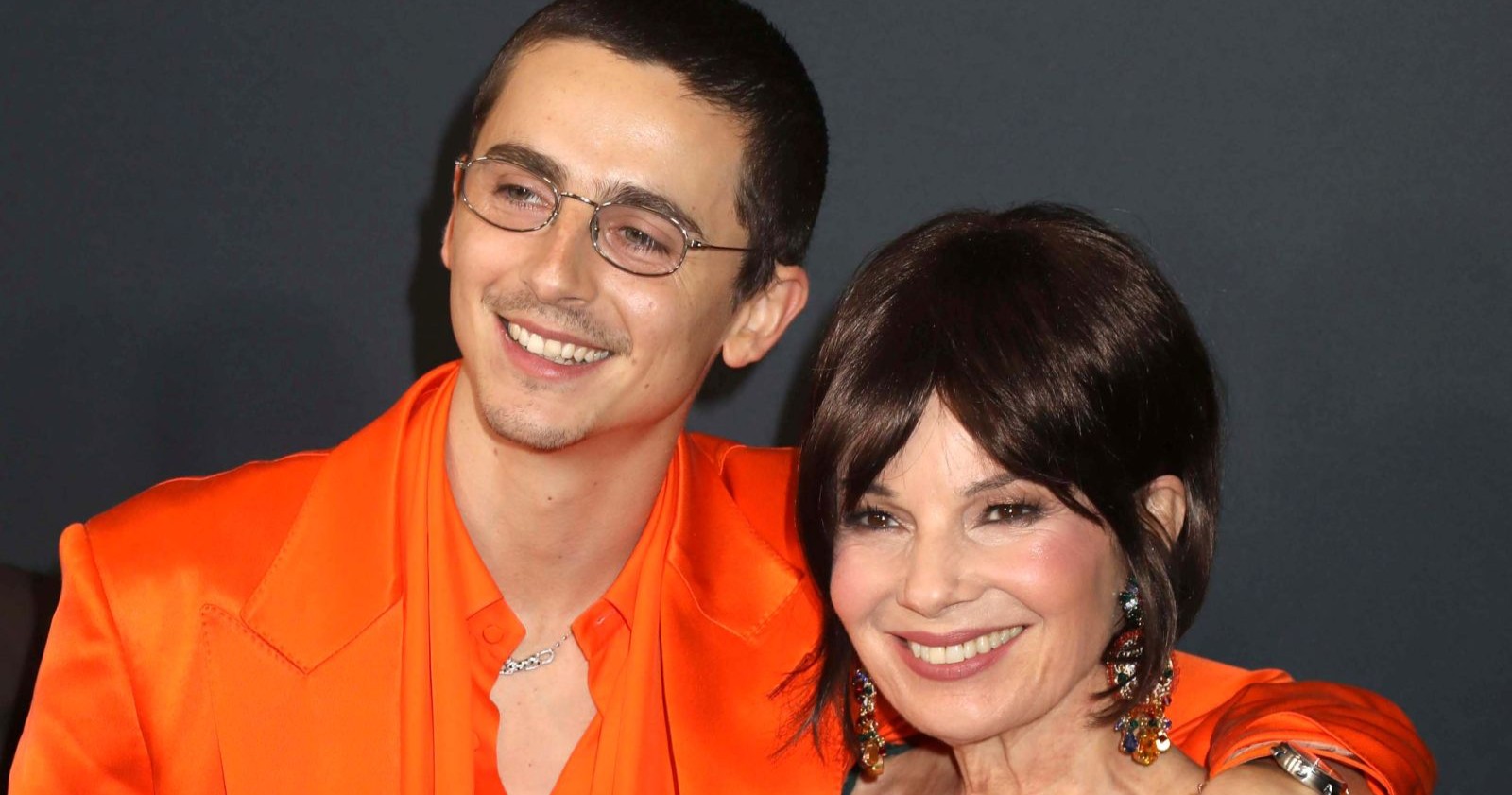 Timothee Chalamet und Fran Drescher lächeln/Fran Drescher kommt zum Opernball