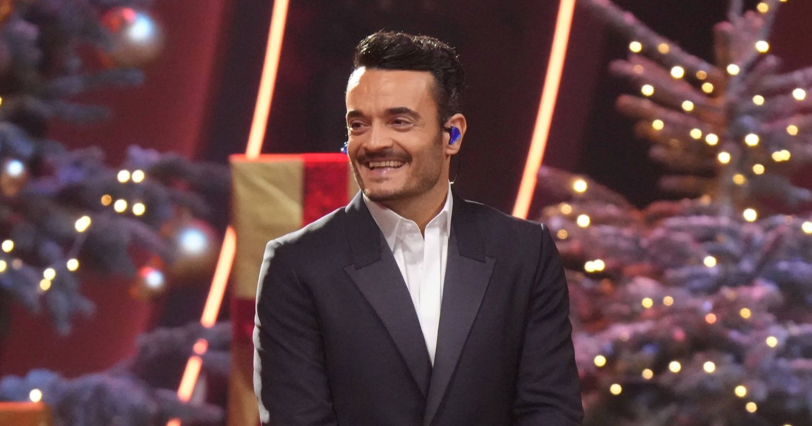 Giovanni Zarrella lächelt auf der Bühne