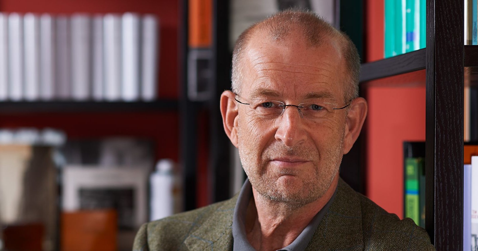 Arzt und Autor Guenther Loewit im Portrait. Er übt starke Kritik an der Medizin und fordert mehr Menschlichkeit.