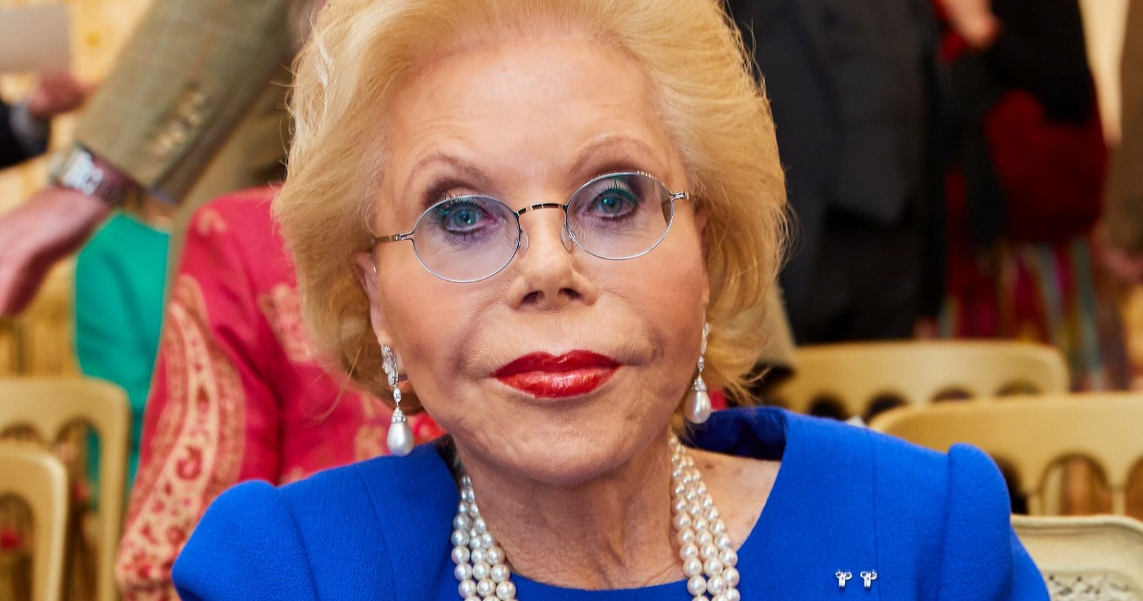 Heidi Horten in elegantem blauen Kleid mit Perlenkette – die Kunstmäzenin und Milliardärin besaß die berühmte Heidi Horten Villa am Wörthersee in Kärnten.