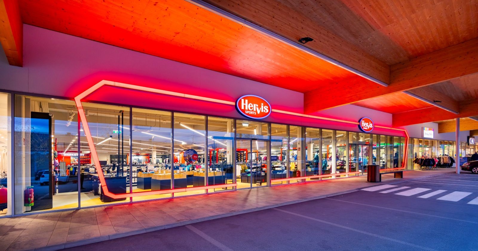 Außenansicht einer im jahr 2024 eröffneten Hervis-Filiale in Vorarlberg