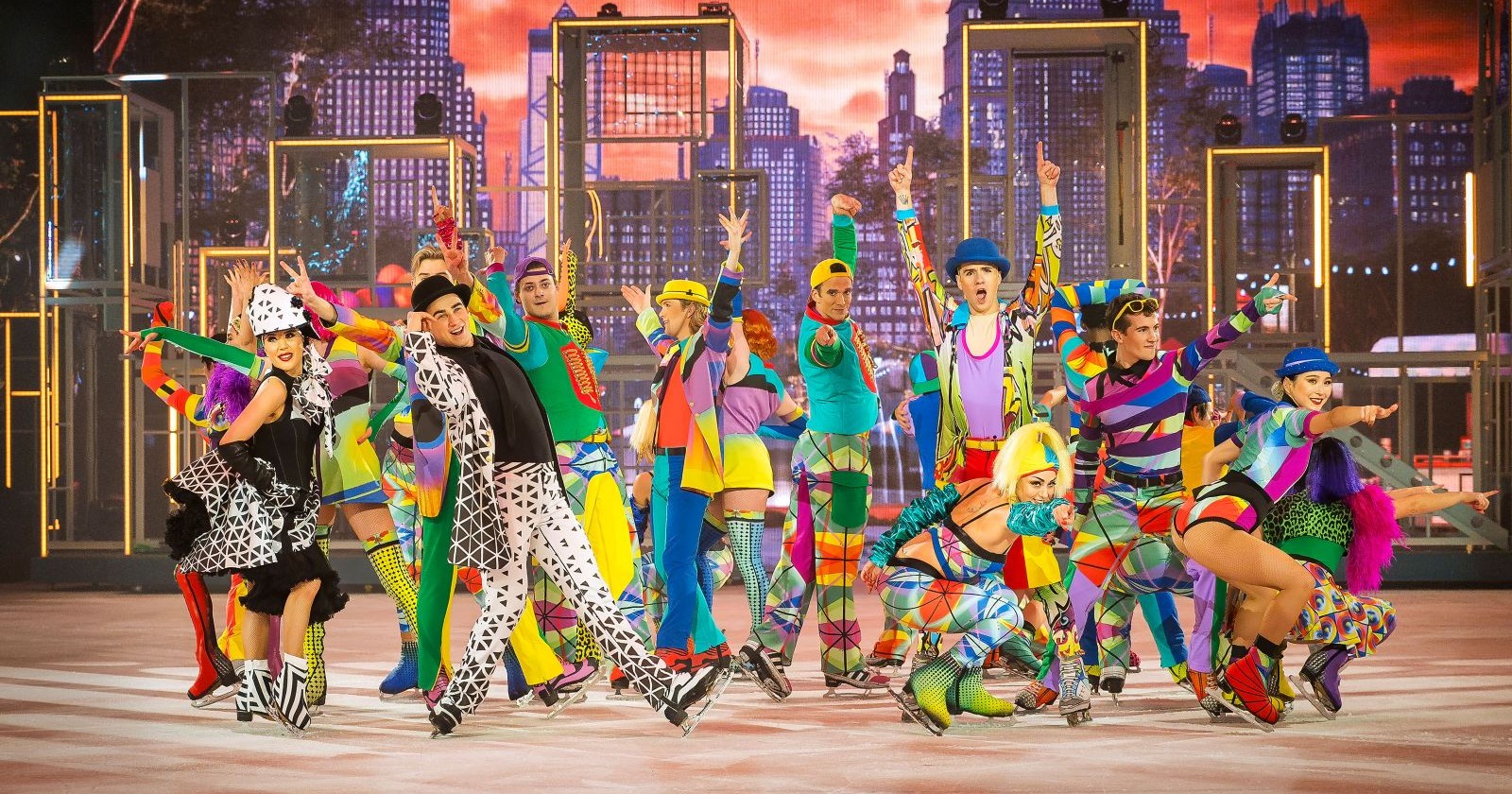 Die Eiskünstler in bunten Kostümen auf der Eisfläche