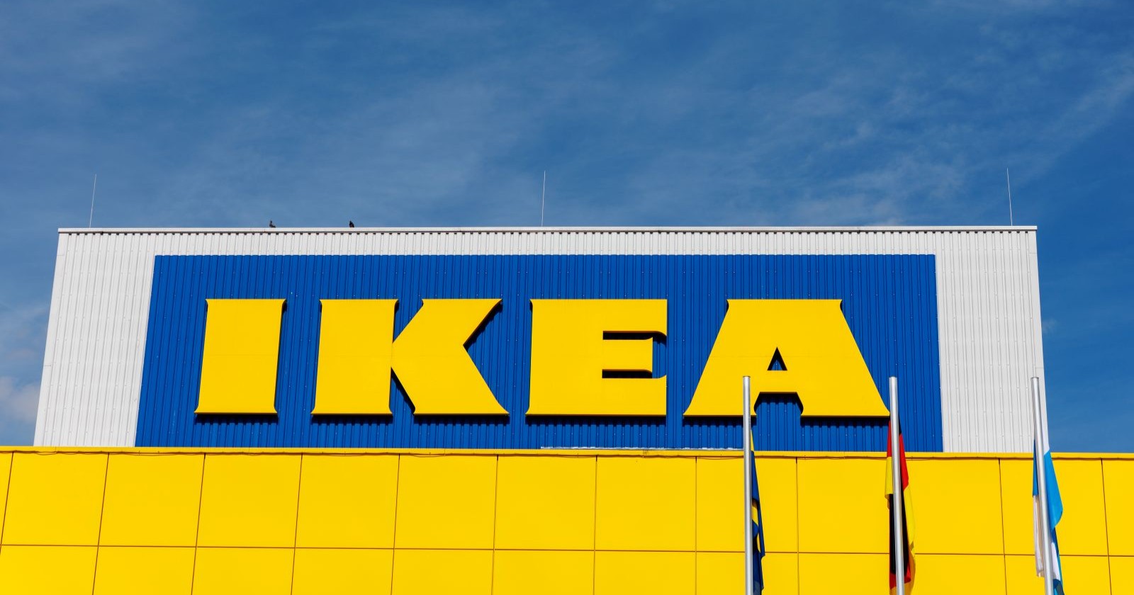 Ikea Möbelhaus bei blauem Himmel