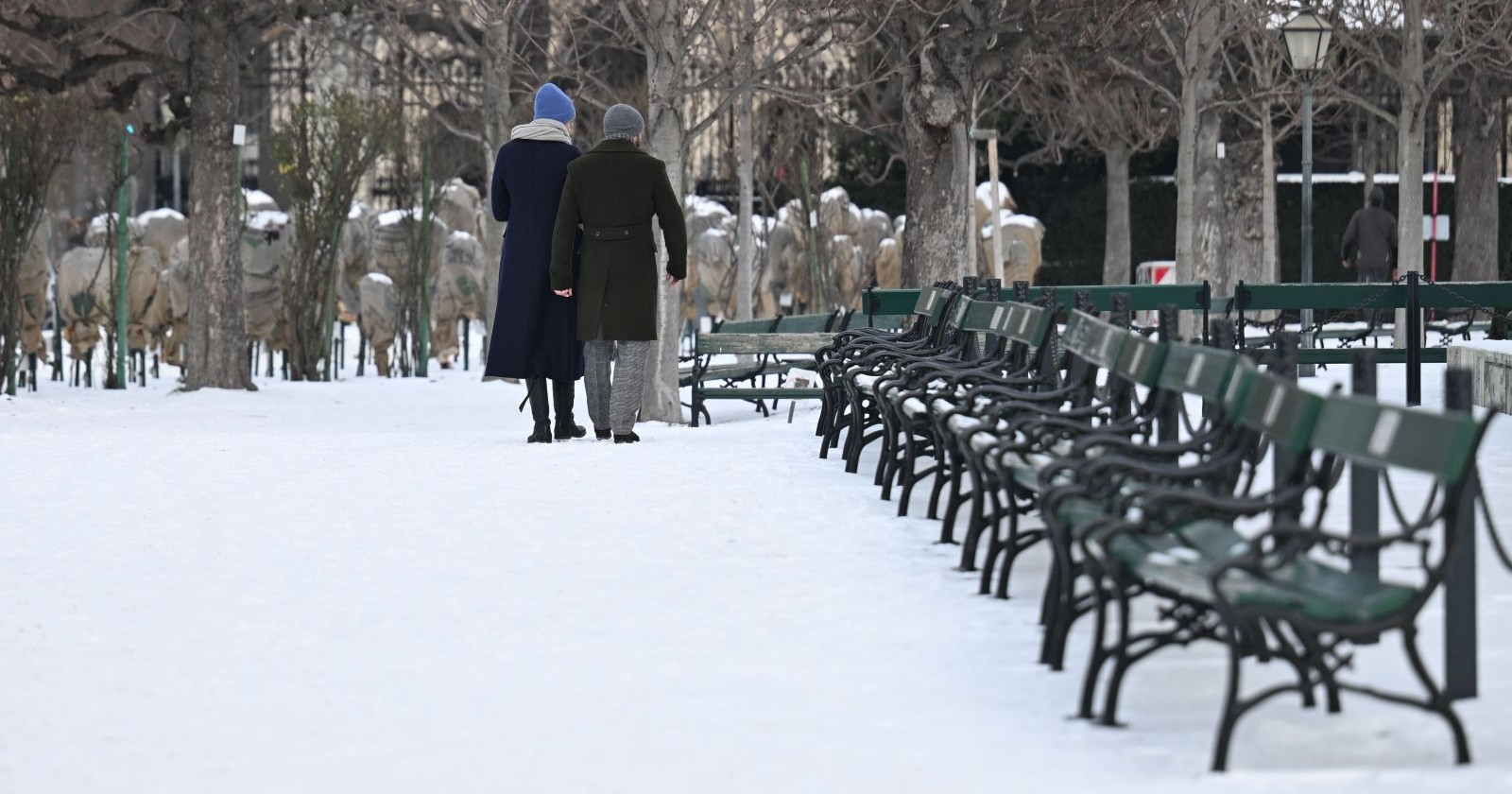 Schneebedeckter Park mit Parkbänken in Wien: Zwei Obdachlose sind aufgrund der extremen Kälte im Freien erfroren.