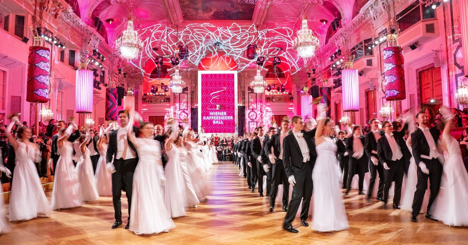 Jungdamen- und Jungherrenkomitee tanzt in der Hofburg