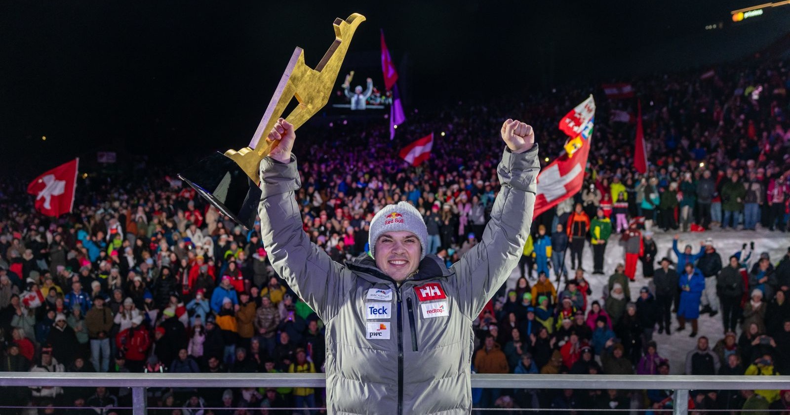 James Crawford (CAN) mit der godenen Gams des Abfahrtssiegers von Kitzbühel im Jänner 2025