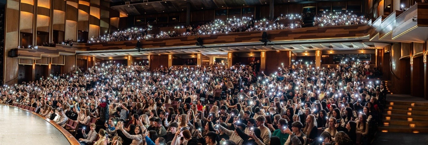 Viele Schüler im Salzburger Festspielhaus.