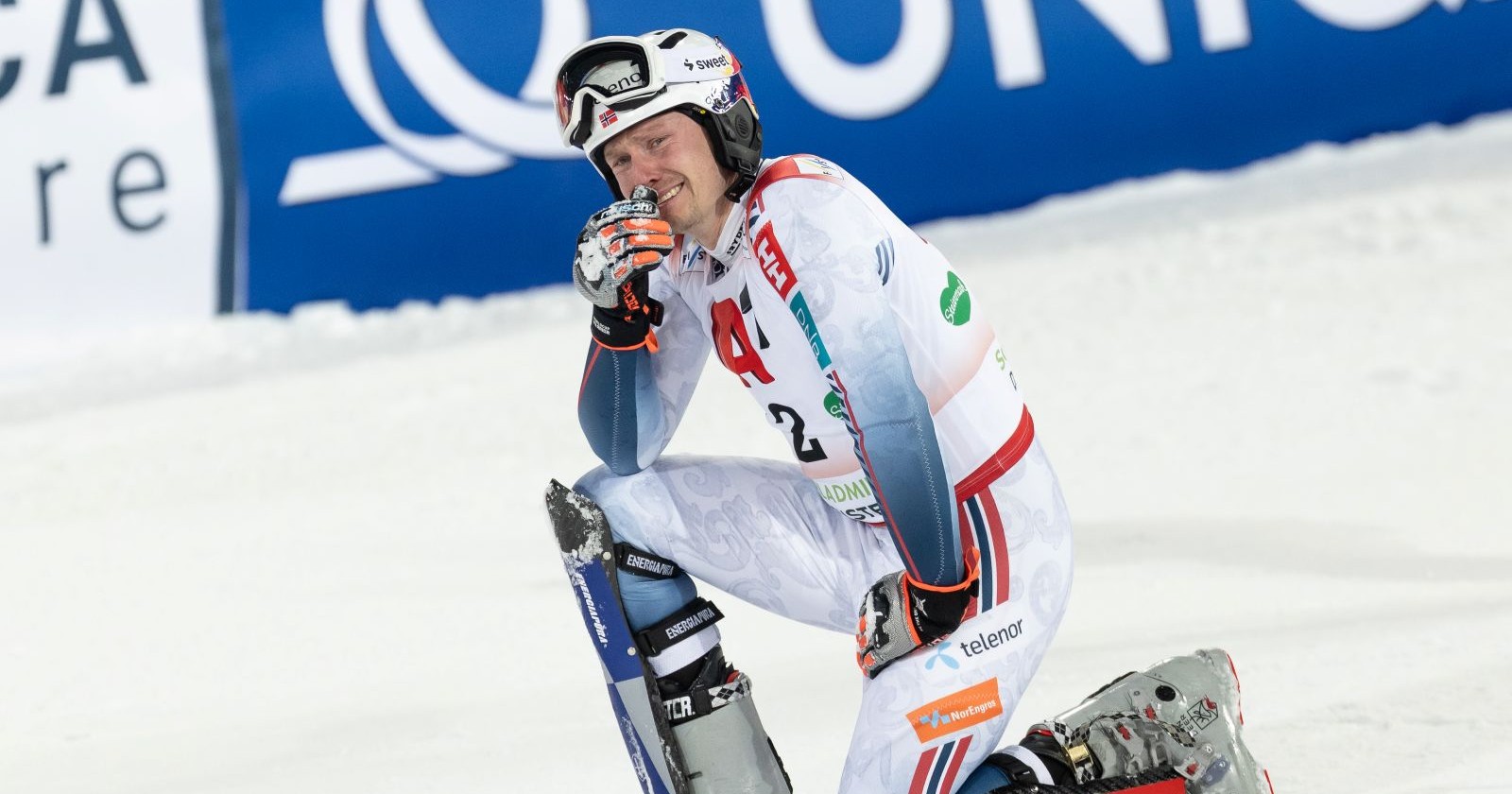 Henrik Kristoffersen jubelt kniend im Zielraum nach seinem fünften Sieg beim Nachtslalom auf der Planai in Schladming, er will den österreichischen Pass.