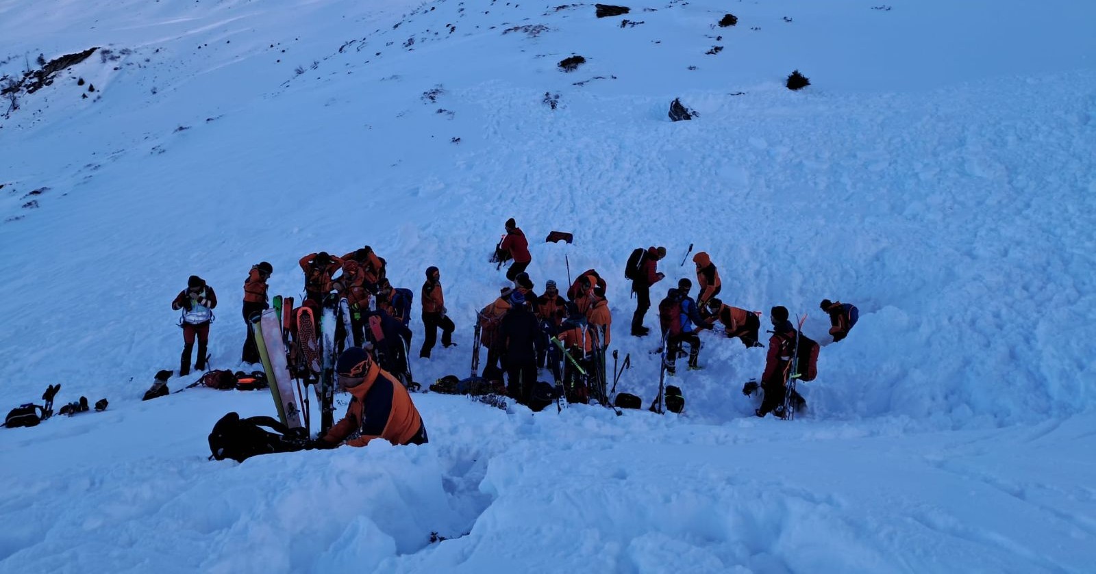 Bergrettung im Einsatz nach einer Lawine in Salzburg, Retter graben im Großarltal nach Verschütteten im Schnee.