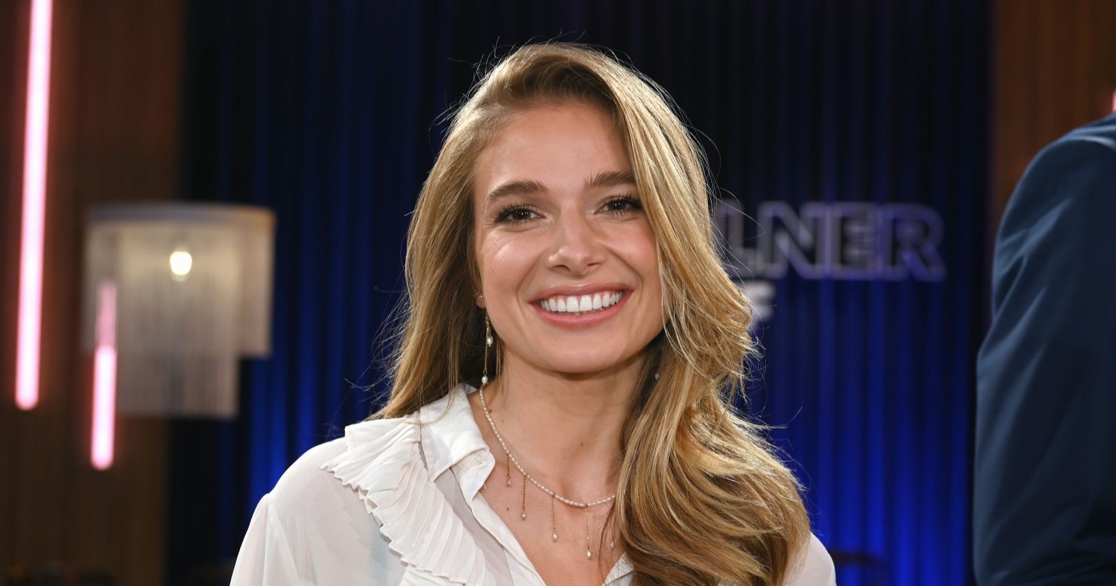 Lola Weippert lächelt