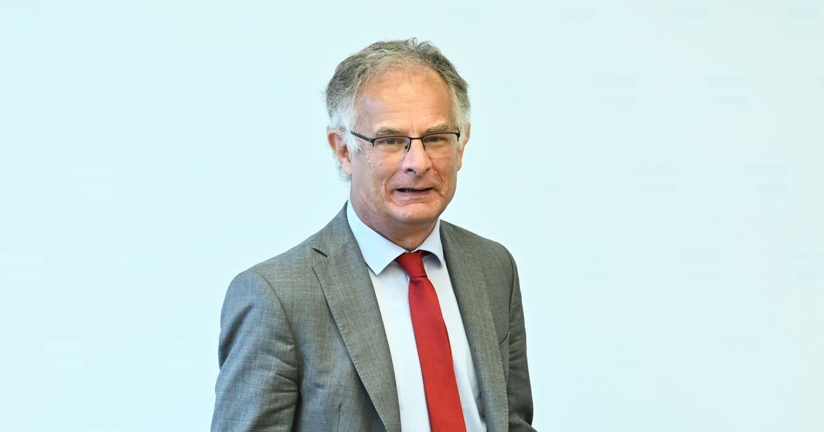 Finanzminister Marterbauer bei Pressekonferenz in Wien, im grauen Anzug mit roter Krawatte, spricht über geplantes Doppelbudget und seinen Rückzug nach der Legislaturperiode.