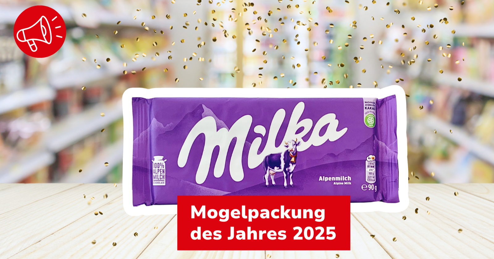Milka Alpenmilch Schokoladentafel mit dem Hinweis „Mogelpackung des Jahres 2025“ vor einem unscharfen Supermarktregal.
