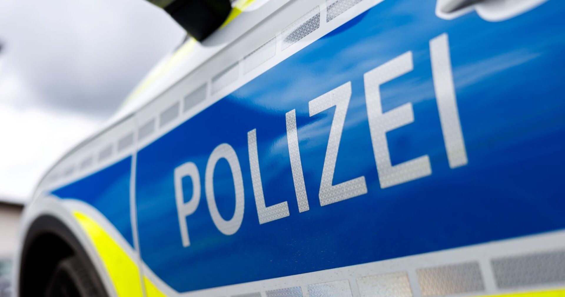 Deutscher Polizeiwagen mit Aufschrift