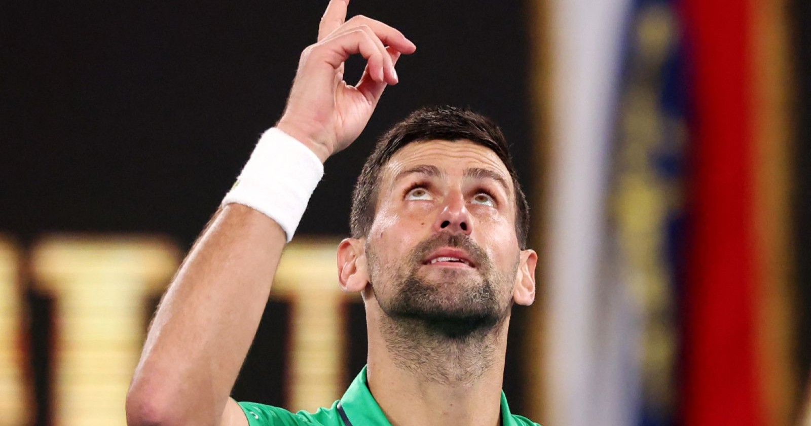 Novak Djokovic hebt den Finger und schaut nach oben, nachdem er sein Erstrundenmatch bei den Australian Open im Melbourne Park gewonnen hat.