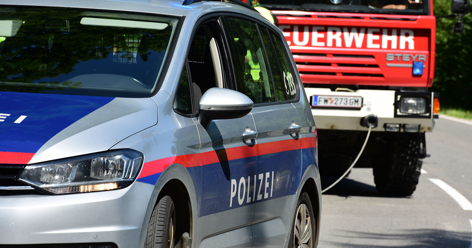 Polizeiauto und Feuerwehrauto im Verkehr.