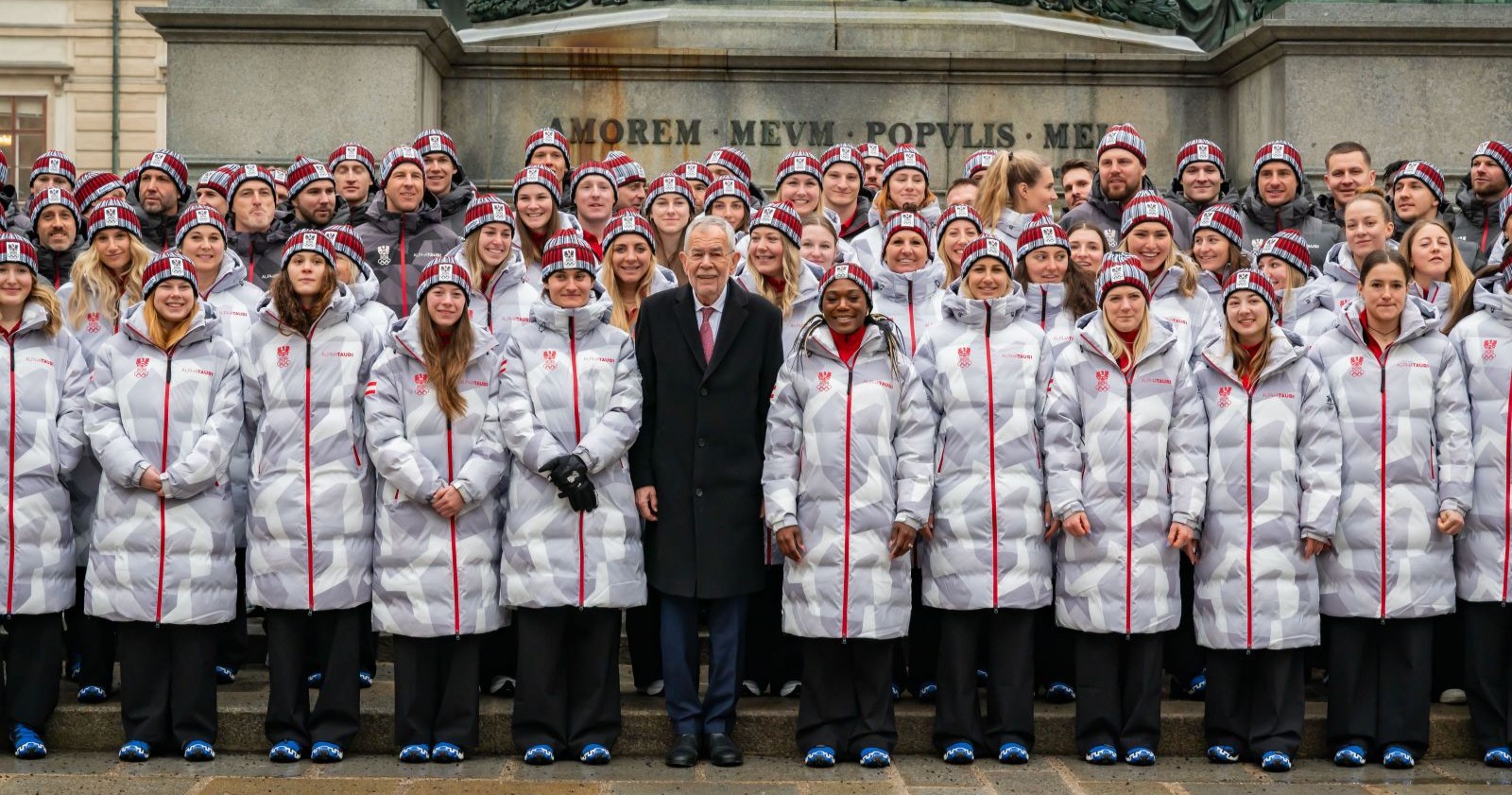 Bundespräsident der Republik Österreich Alexander Van der Bellen während des Gruppenbildes mit dem Österreichischen Olympischen Komitee und allen Athletinnen und Athleten und ÖOC vor der Vereidigung und der offiziellen Verabschiedung des Olympic Team Austria fuer die Olympischen Winterspiele