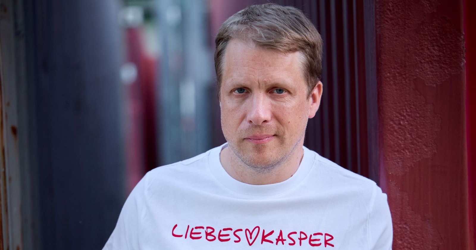 Oliver Pocher mit einem "Liebeskasper"-T-Shirt. Pocher ist fremdgegangen.