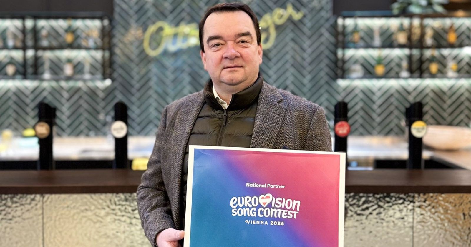 Ottakringer-Geschäftsführer Markus Raunig mit einem ESC-Schild in Händen