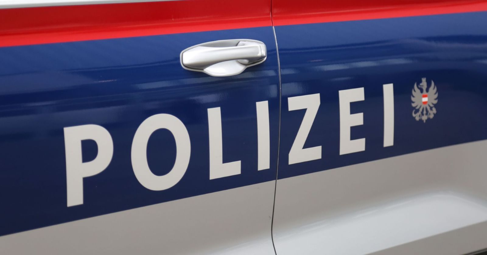 Seitenansicht eines Wagens der österreichischen Polizei