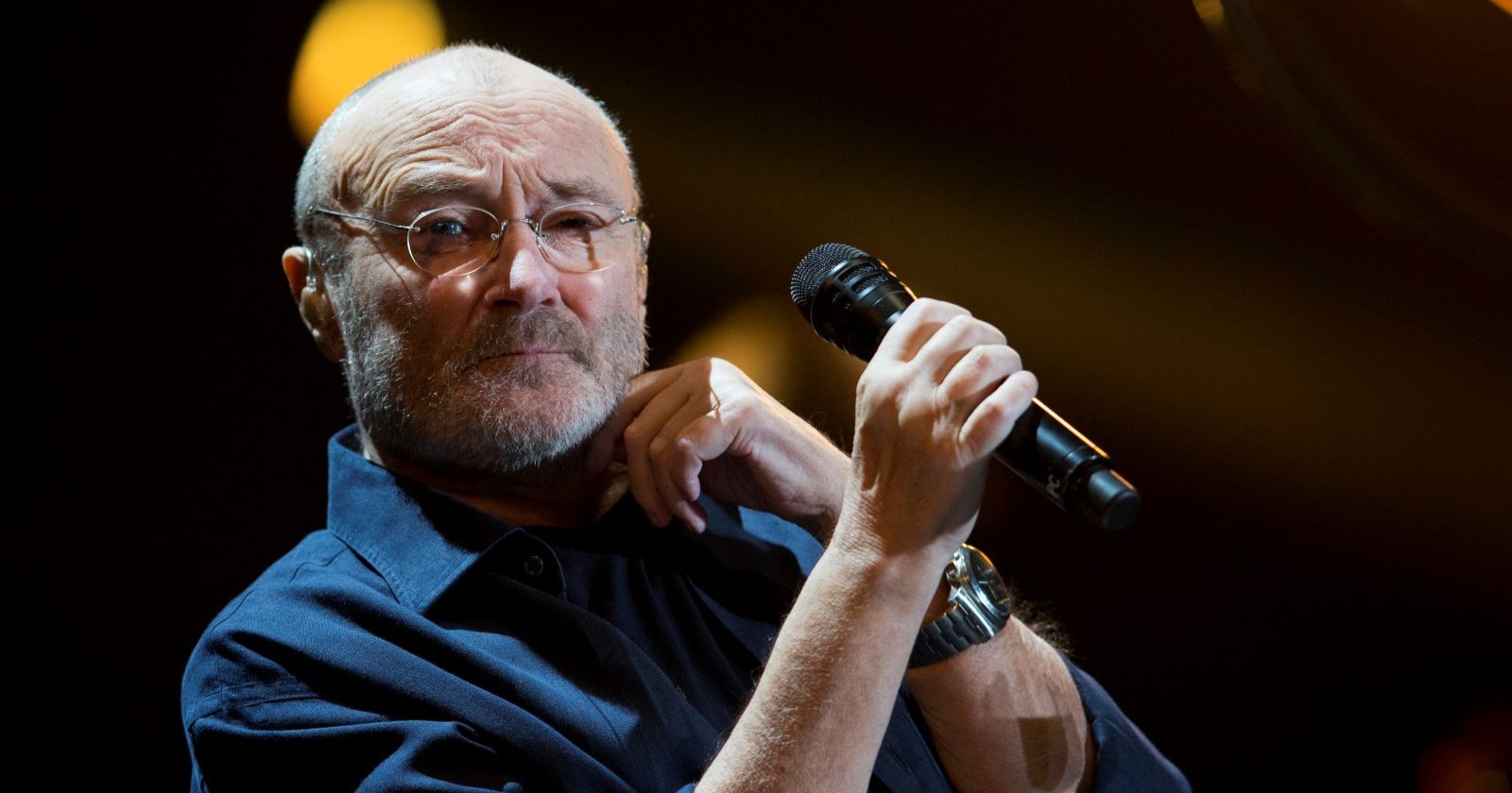 Phil Collins mit einem Mikrophon