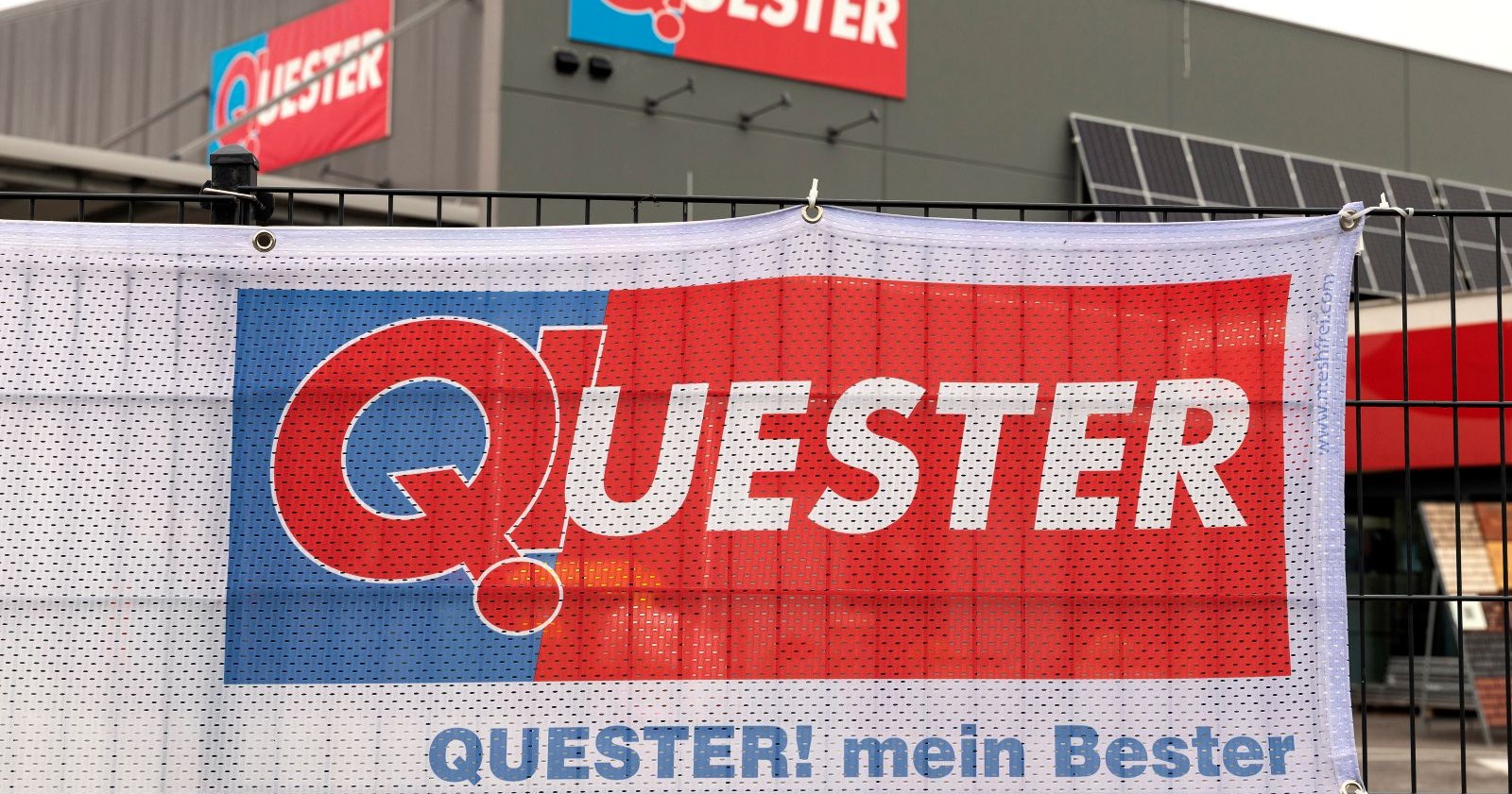 Logo des österreichischen Baustoffhändlers Quester an einem Betriebsstandort in Wien, Symbolbild zur Insolvenz der Quester-Gruppe.